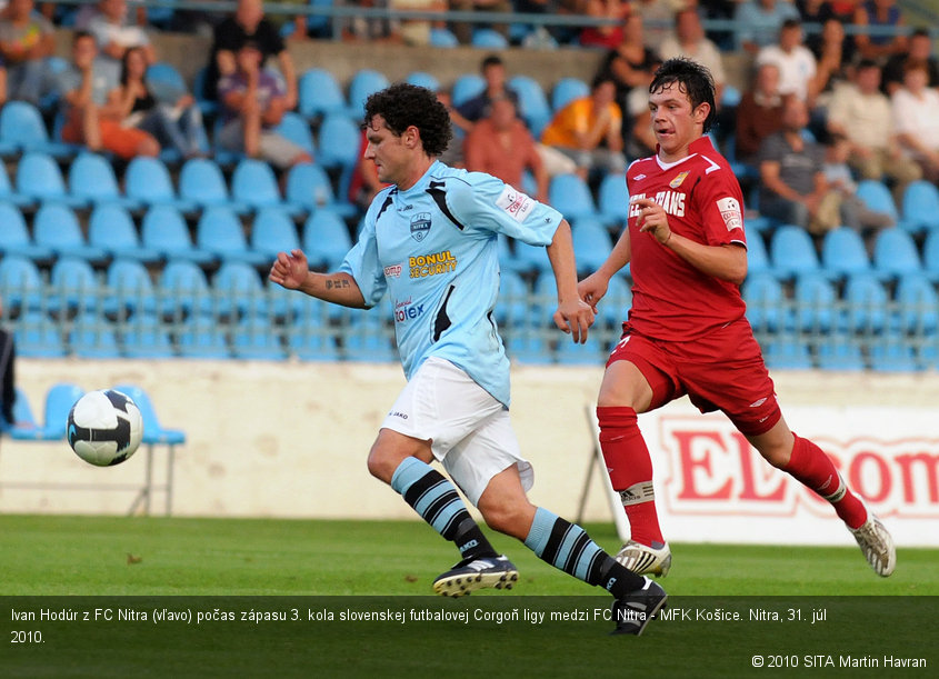 Ivan Hodúr z FC Nitra (vľavo) počas zápasu 3. kola slovenskej futbalovej Corgoň ligy medzi FC Nitra - MFK Košice. Nitra, 31. júl 2010.