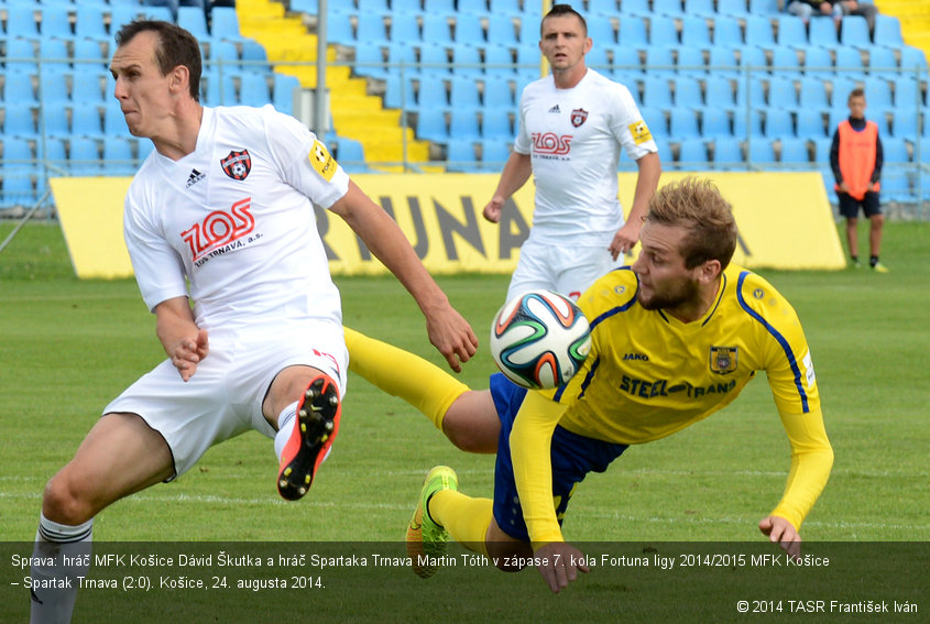 Sprava: hráč MFK Košice Dávid Škutka a hráč Spartaka Trnava Martin Tóth v zápase 7. kola Fortuna ligy 2014/2015 MFK Košice – Spartak Trnava (2:0). Košice, 24. augusta 2014.