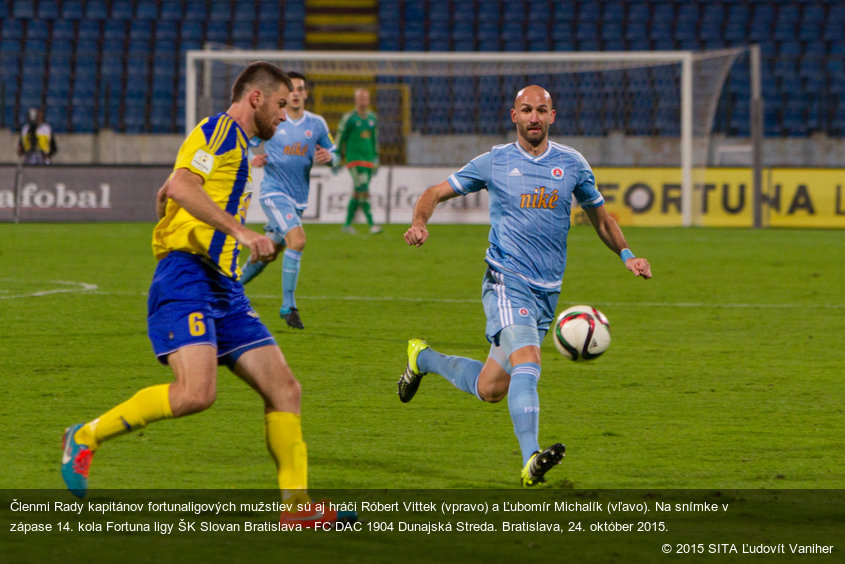 Členmi Rady kapitánov fortunaligových mužstiev sú aj hráči Róbert Vittek (vpravo) a Ľubomír Michalík (vľavo). Na snímke v zápase 14. kola Fortuna ligy ŠK Slovan Bratislava - FC DAC 1904 Dunajská Streda. Bratislava, 24. október 2015.