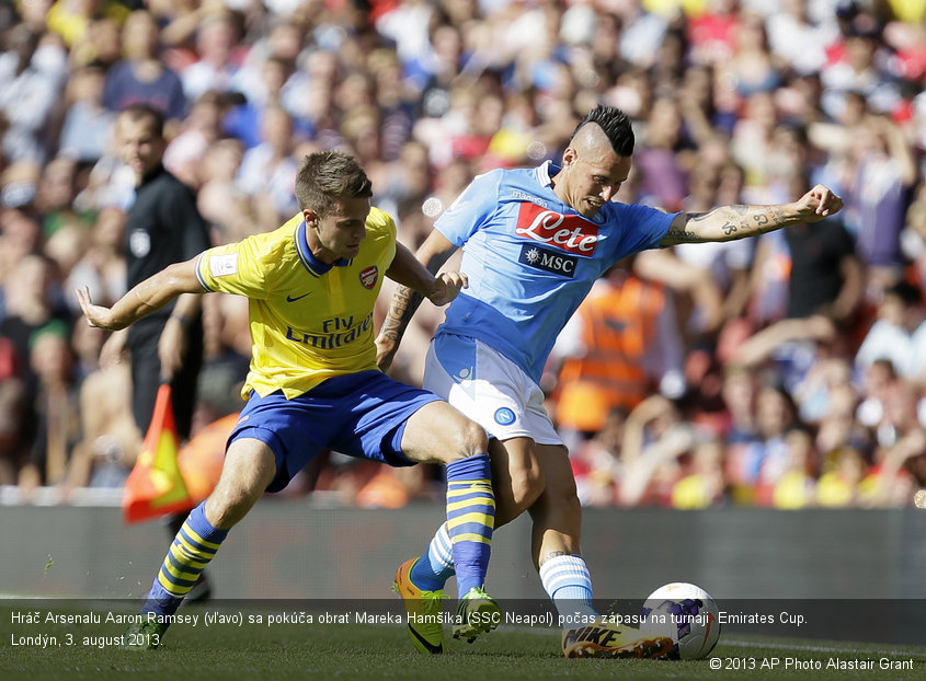 Hráč Arsenalu Aaron Ramsey (vľavo) sa pokúča obrať Mareka Hamšíka (SSC Neapol) počas zápasu na turnaji  Emirates Cup. Londýn, 3. august 2013.