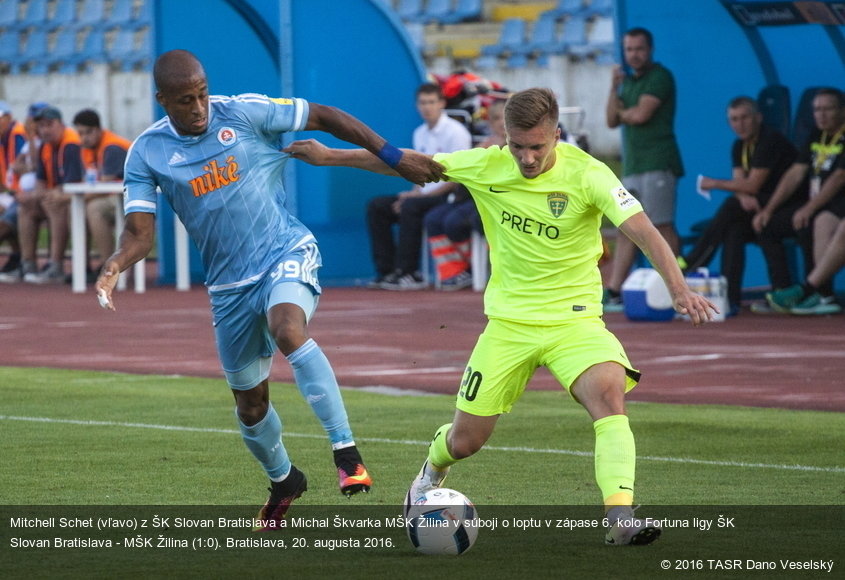 Mitchell Schet (vľavo) z ŠK Slovan Bratislava a Michal Škvarka MŠK Žilina v súboji o loptu v zápase 6. kolo Fortuna ligy ŠK Slovan Bratislava - MŠK Žilina (1:0). Bratislava, 20. augusta 2016.