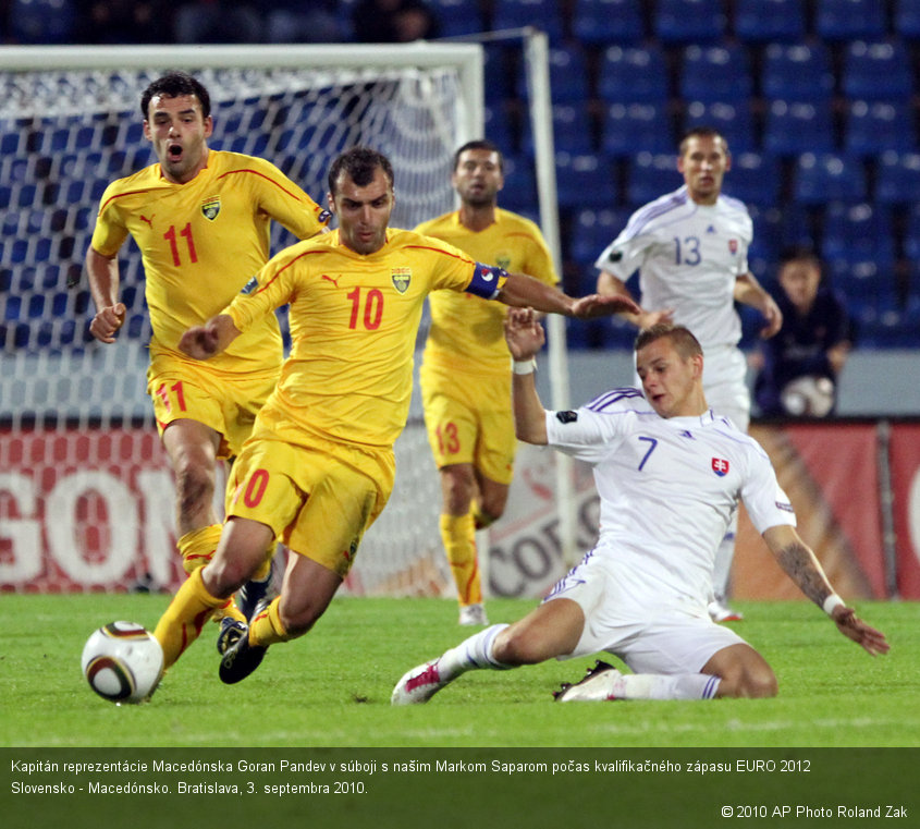 Kapitán reprezentácie Macedónska Goran Pandev v súboji s našim Markom Saparom počas kvalifikačného zápasu EURO 2012 Slovensko - Macedónsko. Bratislava, 3. septembra 2010.