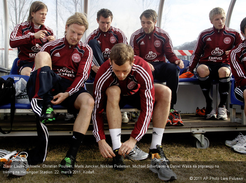 Zľava: Lasse Schoene, Christian Poulsen, Mads Juncker, Nicklas Pedersen, Michael Silberbauer a Daniel Wass sa pripravujú na tréning na Helsingoer Stadion. 22. marca 2011, Kodaň.