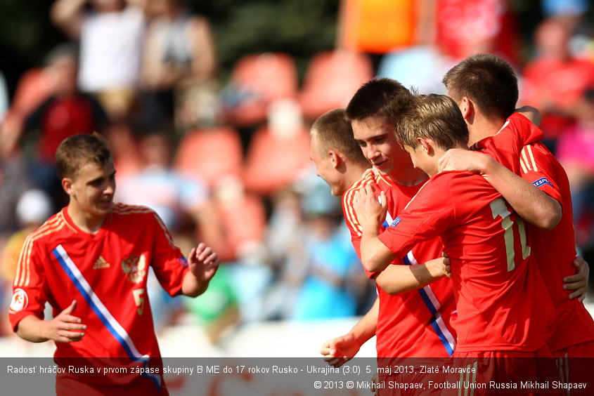 Radosť hráčov Ruska v prvom zápase skupiny B ME do 17 rokov Rusko - Ukrajina (3:0). 5. máj 2013, Zlaté Moravce