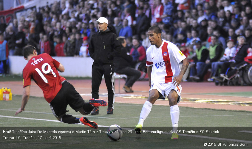 Hráč Trenčína Jairo De Macedo (vpravo) a Martin Tóth z Trnavy v zápase 26. kola Fortuna ligy medzi AS Trenčín a FC Spartak Trnava 1:0. Trenčín, 17. apríl 2015.