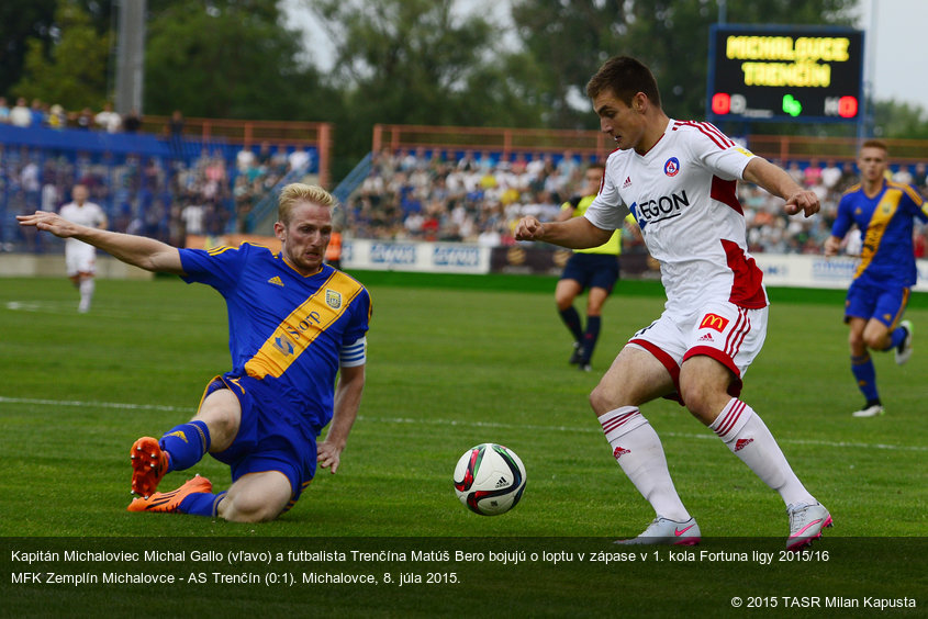 Kapitán Michaloviec Michal Gallo (vľavo) a futbalista Trenčína Matúš Bero bojujú o loptu v zápase v 1. kola Fortuna ligy 2015/16 MFK Zemplín Michalovce - AS Trenčín (0:1). Michalovce, 8. júla 2015.