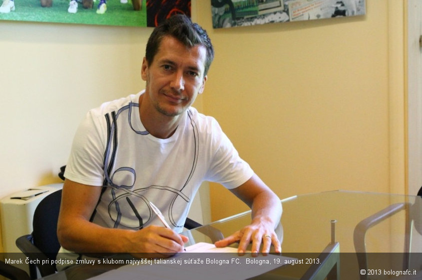 Marek Čech pri podpise zmluvy s klubom najvyššej talianskej súťaže Bologna FC.  Bologna, 19. august 2013.