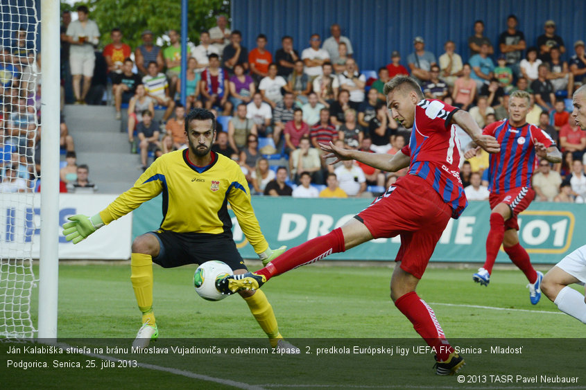 Ján Kalabiška strieľa na bránu Miroslava Vujadinoviča v odvetnom zápase  2. predkola Európskej ligy UEFA FK Senica - Mladosť Podgorica. Senica, 25. júla 2013.