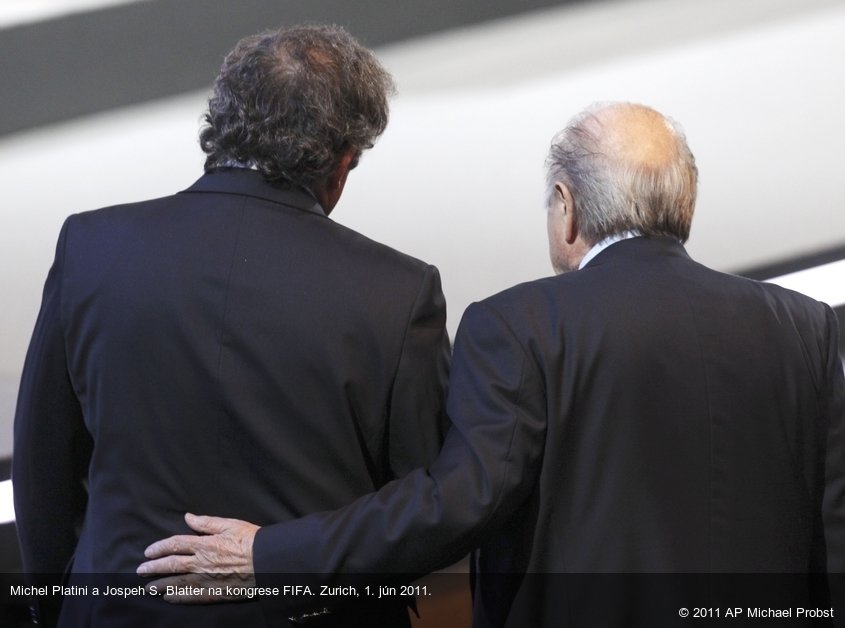 Michel Platini a Jospeh S. Blatter na kongrese FIFA. Zurich, 1. jún 2011.