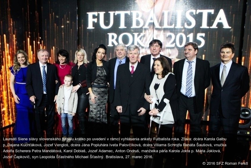 Laureáti Siene slávy slovenského futbalu krátko po uvedení v rámci vyhlásenia ankety Futbalista roka. Zľava: dcéra Karola Galbu p. Dajana Kuchťáková, Jozef Vengloš, dcéra Jána Popluhára Iveta Palovčíková, dcéra Viliama Schrojfa Renáta Šaušová, vnučka Adolfa Scherera Petra Mandátová, Karol Dobiaš, Jozef Adamec, Anton Ondruš, manželka pána Karola Jokla p. Mária Joklová, Jozef Čapkovič, syn Leopolda Šťastného Michael Šťastný. Bratislava, 27. marec 2016.