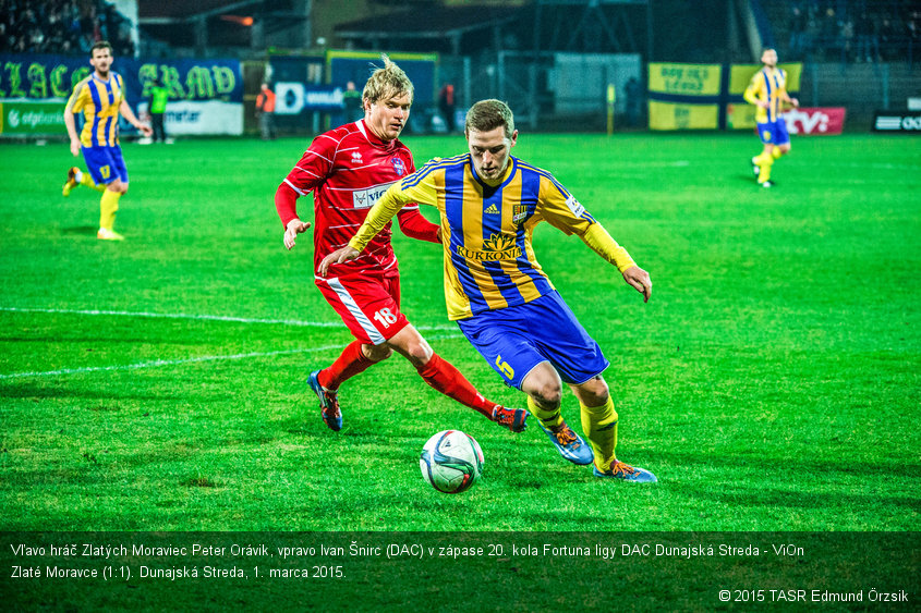 Vľavo hráč Zlatých Moraviec Peter Orávik, vpravo Ivan Šnirc (DAC) v zápase 20. kola Fortuna ligy DAC Dunajská Streda - ViOn Zlaté Moravce (1:1). Dunajská Streda, 1. marca 2015.