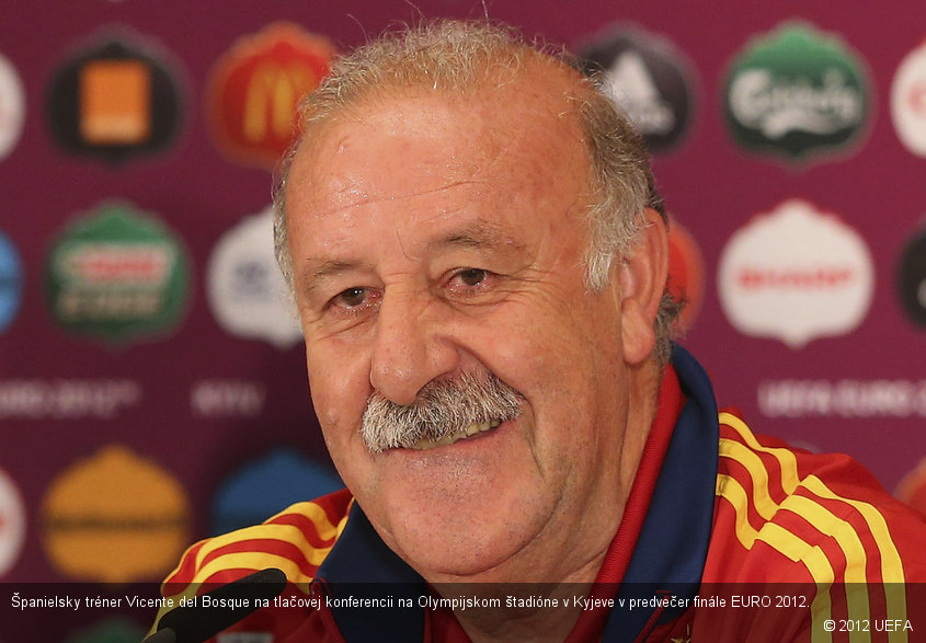 Španielsky tréner Vicente del Bosque na tlačovej konferencii na Olympijskom štadióne v Kyjeve v predvečer finále EURO 2012.