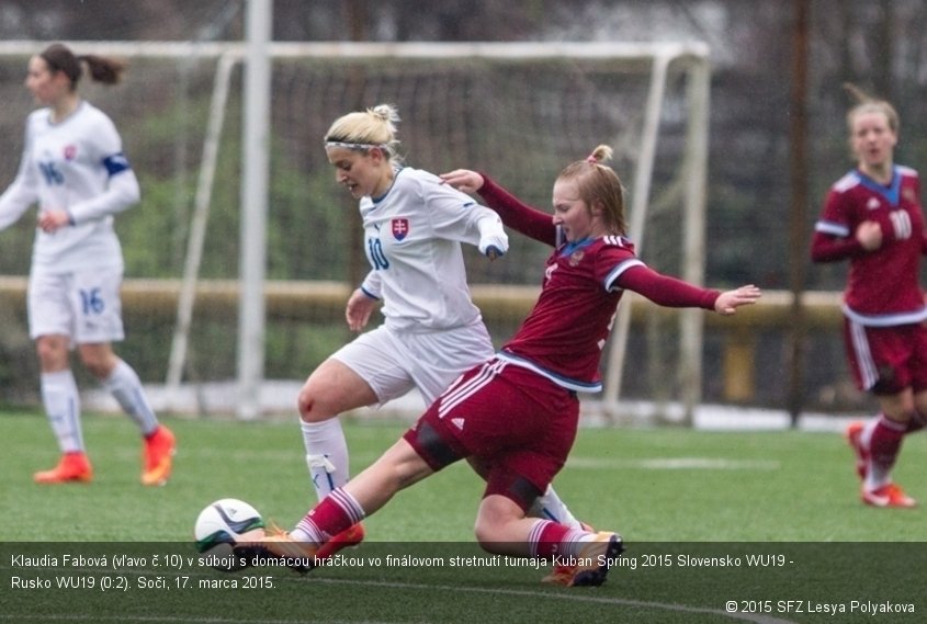 Klaudia Fabová (vľavo č.10) v súboji s domácou hráčkou vo finálovom stretnutí turnaja Kuban Spring 2015 Slovensko WU19 - Rusko WU19 (0:2). Soči, 17. marca 2015.