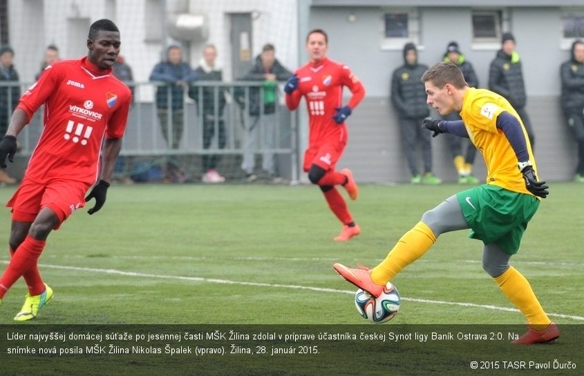 Líder najvyššej domácej súťaže po jesennej časti MŠK Žilina zdolal v príprave účastníka českej Synot ligy Baník Ostrava 2:0. Na snímke nová posila MŠK Žilina Nikolas Špalek (vpravo). Žilina, 28. január 2015.