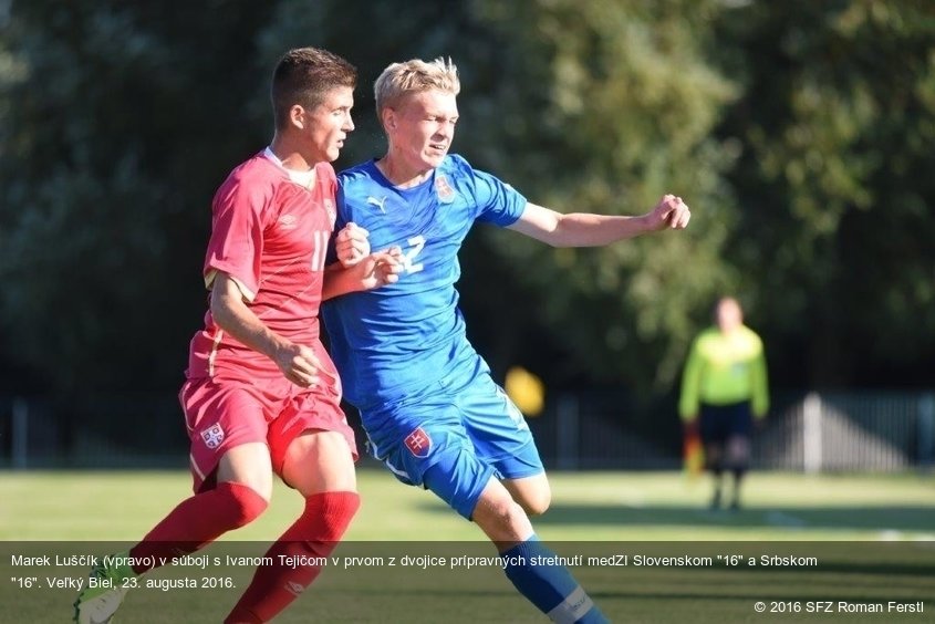 Marek Luščík (vpravo) v súboji s Ivanom Tejičom v prvom z dvojice prípravných stretnutí medZI Slovenskom "16" a Srbskom "16". Veľký Biel, 23. augusta 2016.