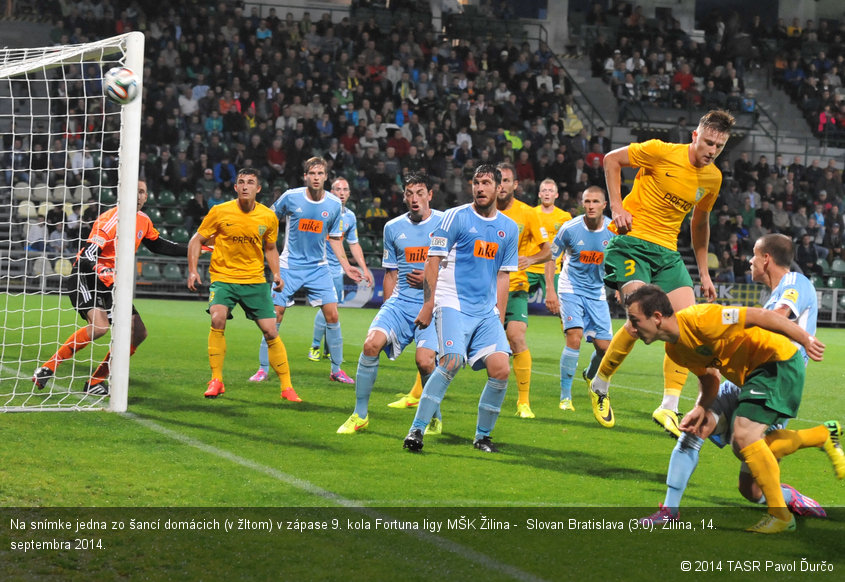 Na snímke jedna zo šancí domácich (v žltom) v zápase 9. kola Fortuna ligy MŠK Žilina -  Slovan Bratislava (3:0). Žilina, 14. septembra 2014.