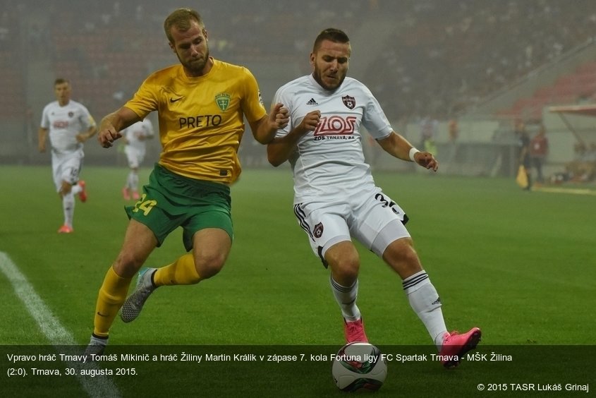 Vpravo hráč Trnavy Tomáš Mikinič a hráč Žiliny Martin Králik v zápase 7. kola Fortuna ligy FC Spartak Trnava - MŠK Žilina (2:0). Trnava, 30. augusta 2015.