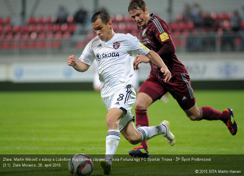 Zľava: Martin Mikovič v súboji s Ľubošom Kupčíkom v zápase 27. kola Fortuna ligy FC Spartak Trnava - ŽP Šport Podbrezová (3:1). Zlaté Moravce, 26. apríl 2015.