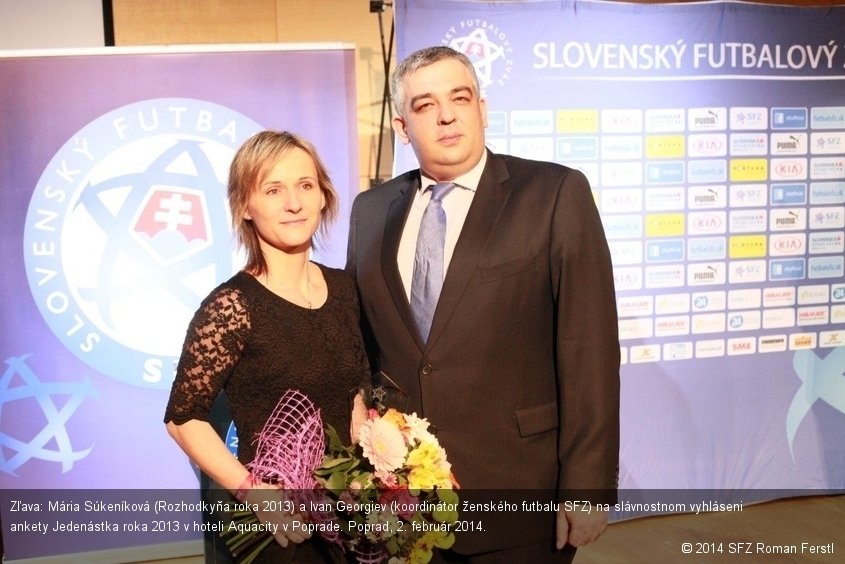 Zľava: Mária Súkeníková (Rozhodkyňa roka 2013) a Ivan Georgiev (koordinátor ženského futbalu SFZ) na slávnostnom vyhláseni ankety Jedenástka roka 2013 v hoteli Aquacity v Poprade. Poprad, 2. február 2014.