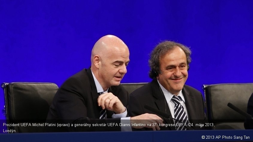 Prezident UEFA Michel Platini (vpravo) a generálny sekretár UEFA Gianni Infantino na 37. kongrese UEFA. 24. mája 2013, Londýn.