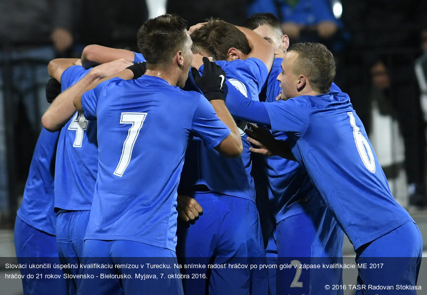 Slováci ukončili úspešnú kvalifikáciu remízou v Turecku. Na snímke radosť hráčov po prvom góle v zápase kvalifikácie ME 2017 hráčov do 21 rokov Slovensko - Bielorusko. Myjava, 7. októbra 2016.