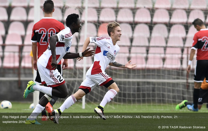 Filip Halgoš (tretí zľava) oslavuje gól v zápase 3. kola Slovnaft Cupu 2016/17 MŠK Púchov - AS Trenčín (0:3). Púchov, 21. septembra 2016.