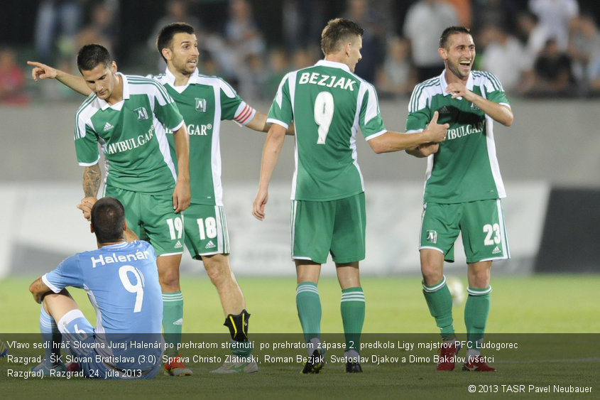 Vľavo sedí hráč Slovana Juraj Halenár po prehratom stretnutí  po prehratom zápase 2. predkola Ligy majstrov PFC Ludogorec Razgrad - ŠK Slovan Bratislava (3:0). Sprava Christo Zlatinski, Roman Bezjak, Svetoslav Djakov a Dimo Bakalov (všetci Razgrad). Razgrad, 24. júla 2013.