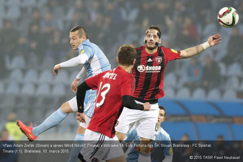 Vľavo Adam Zreľák (Slovan) a vpravo Miloš Nikolič (Trnava) v dohrávke 14. kola Fortuna ligy ŠK Slovan Bratislava - FC Spartak Trnava (1:1). Bratislava, 10. marca 2015.