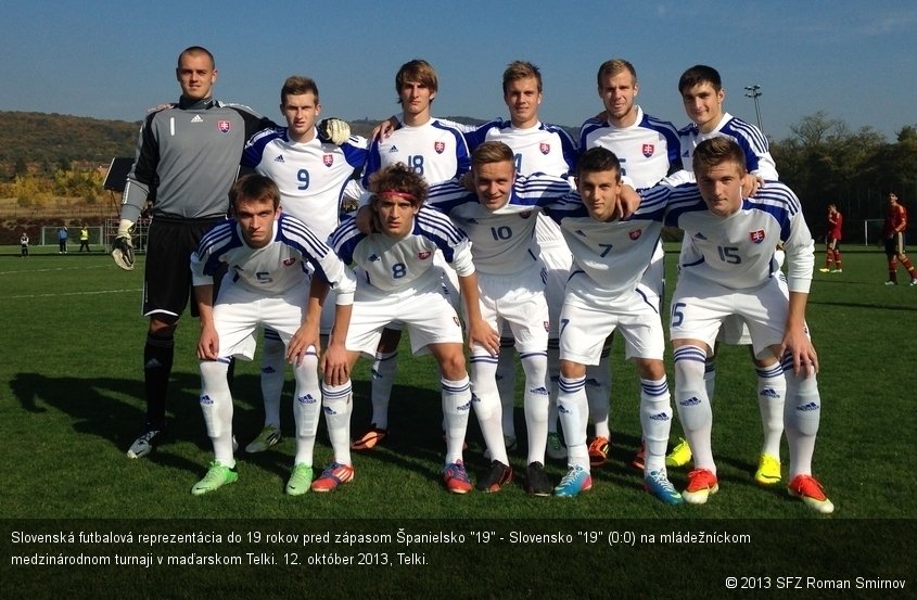 Slovenská futbalová reprezentácia do 19 rokov pred zápasom Španielsko "19" - Slovensko "19" (0:0) na mládežníckom medzinárodnom turnaji v maďarskom Telki. 12. október 2013, Telki.