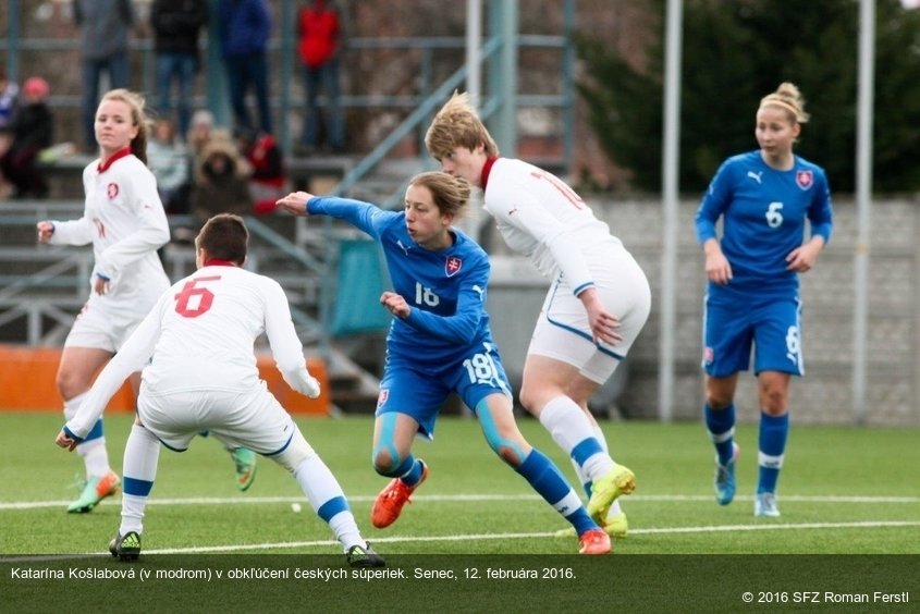 Katarína Košlabová (v modrom) v obkľúčení českých súperiek. Senec, 12. februára 2016.