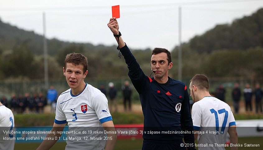 Vylúčenie stopéra slovenskej reprezentácie do 19 rokov Denisa Vavra (číslo 3) v zápase medzinárodného turnaja 4 krajín, v ktorom sme podľahli Nórsku 0:1. La Manga, 12. február 2015