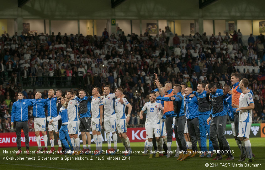 Na snímke radosť slovenských futbalistov po víťazstve 2:1 nad Španielskom vo futbalovom kvalifikačnom zápase na EURO 2016 v C-skupine medzi Slovenskom a Španielskom. Žilina, 9. októbra 2014.