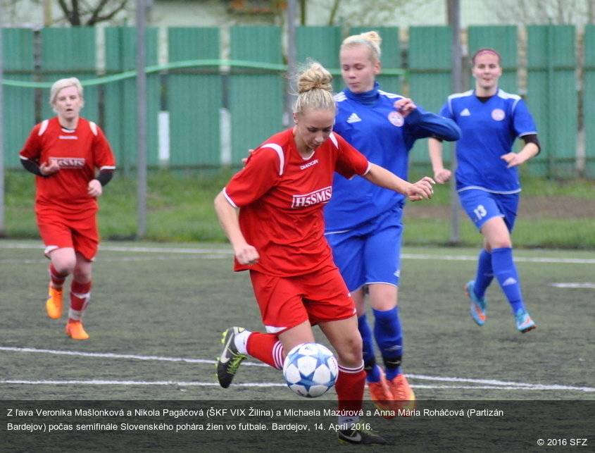 Z ľava Veronika Mašlonková a Nikola Pagáčová (ŠKF VIX Žilina) a Michaela Mazúrová a Anna Mária Roháčová (Partizán Bardejov) počas semifinále Slovenského pohára žien vo futbale. Bardejov, 14. Apríl 2016.