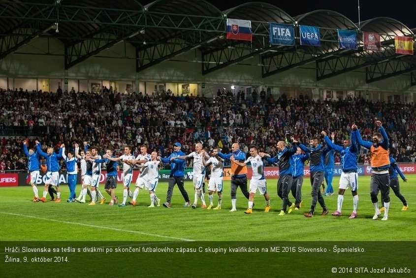 Hráči Slovenska sa tešia s divákmi po skončení futbalového zápasu C skupiny kvalifikácie na ME 2016 Slovensko - Španielsko. Žilina, 9. október 2014.