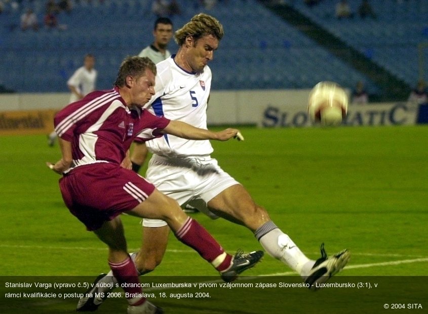 Stanislav Varga (vpravo č.5) v súboji s obrancom Luxemburska v prvom vzájomnom zápase Slovensko - Luxembursko (3:1), v rámci kvalifikácie o postup na MS 2006. Bratislava, 18. augusta 2004.