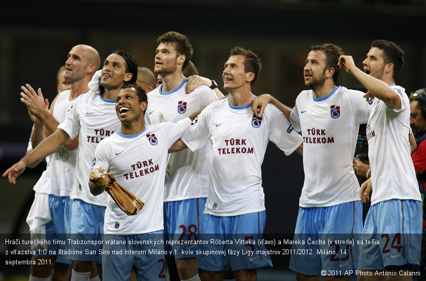 Hráči tureckého tímu Trabzonspor vrátane slovenských reprezentantov Róberta Vitteka (vľavo) a Mareka Čecha (v strede) sa tešia z víťazstva 1:0 na štadióne San Siro nad Interom Miláno v 1. kole skupinovej fázy Ligy majstrov 2011/2012. Miláno, 14. septembra 2011.