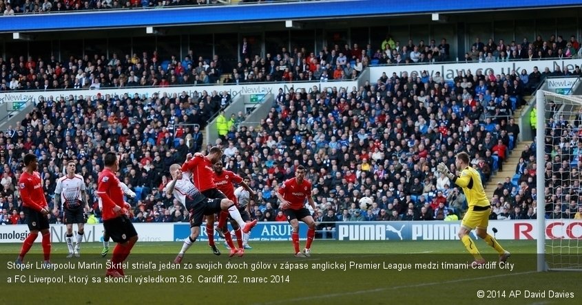 Stopér Liverpoolu Martin Škrtel strieľa jeden zo svojich dvoch gólov v zápase anglickej Premier League medzi tímami Cardiff City a FC Liverpool, ktorý sa skončil výsledkom 3:6. Cardiff, 22. marec 2014