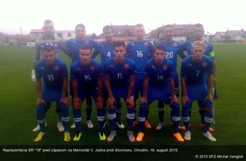 Reprezentácia SR "18" pred zápasom na Memoriáli V. Ježka proti Slovinsku. Chrudim, 18. august 2015.