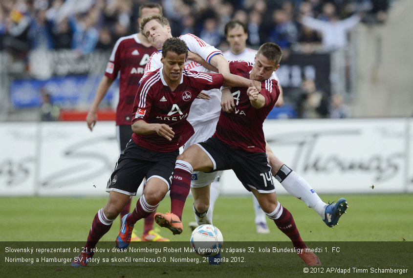 Slovenský reprezentant do 21 rokov v drese Norimbergu Robert Mak (vpravo) v zápase 32. kola Bundesligy medzi 1. FC Norimberg a Hamburger SV, ktorý sa skončil remízou 0:0. Norimberg, 21. apríla 2012.