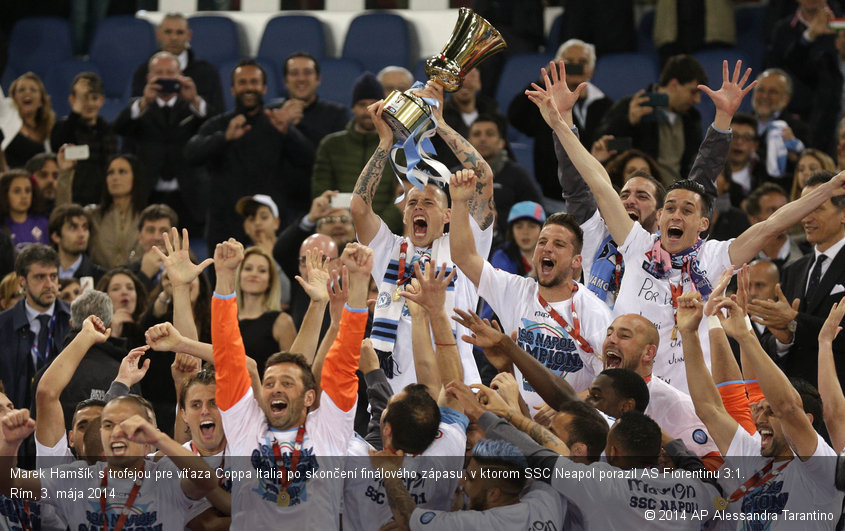 Marek Hamšík s trofejou pre víťaza Coppa Italia po skončení finálového zápasu, v ktorom SSC Neapol porazil AS Fiorentinu 3:1. Rím, 3. mája 2014