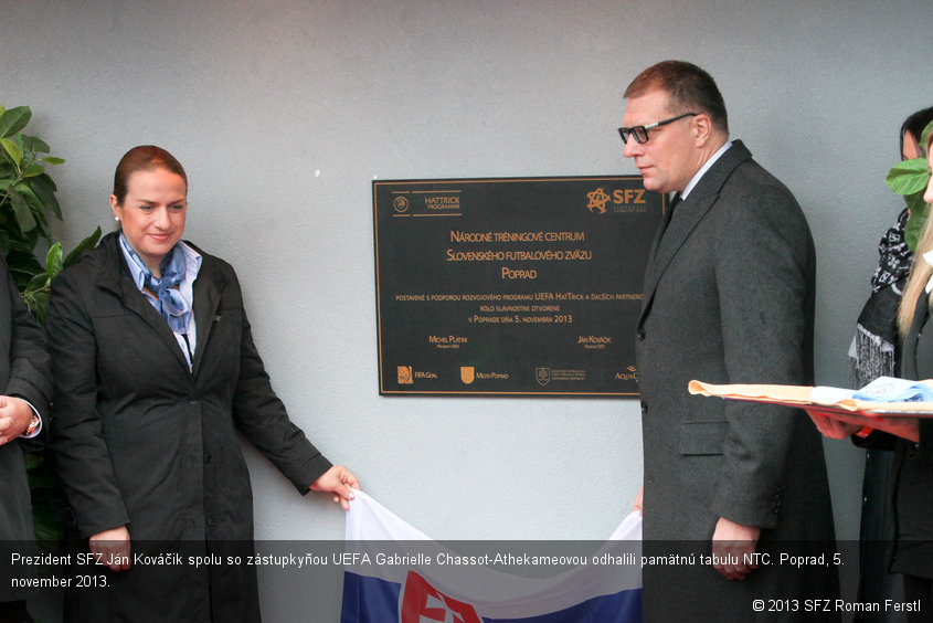 Prezident SFZ Ján Kováčik spolu so zástupkyňou UEFA Gabrielle Chassot-Athekameovou odhalili pamätnú tabulu NTC. Poprad, 5. november 2013.