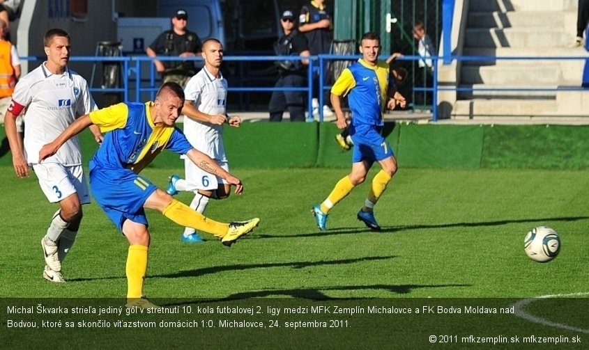 Michal Škvarka strieľa jediný gól v stretnutí 10. kola futbalovej 2. ligy medzi MFK Zemplín Michalovce a FK Bodva Moldava nad Bodvou, ktoré sa skončilo víťazstvom domácich 1:0. Michalovce, 24. septembra 2011.