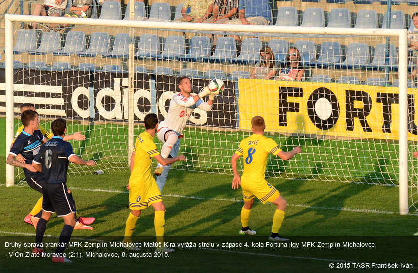 Druhý sprava brankár MFK Zemplín Michalovce Matúš Kira vyráža strelu v zápase 4. kola Fortuna ligy MFK Zemplín Michalovce - ViOn Zlaté Moravce (2:1). Michalovce, 8. augusta 2015.