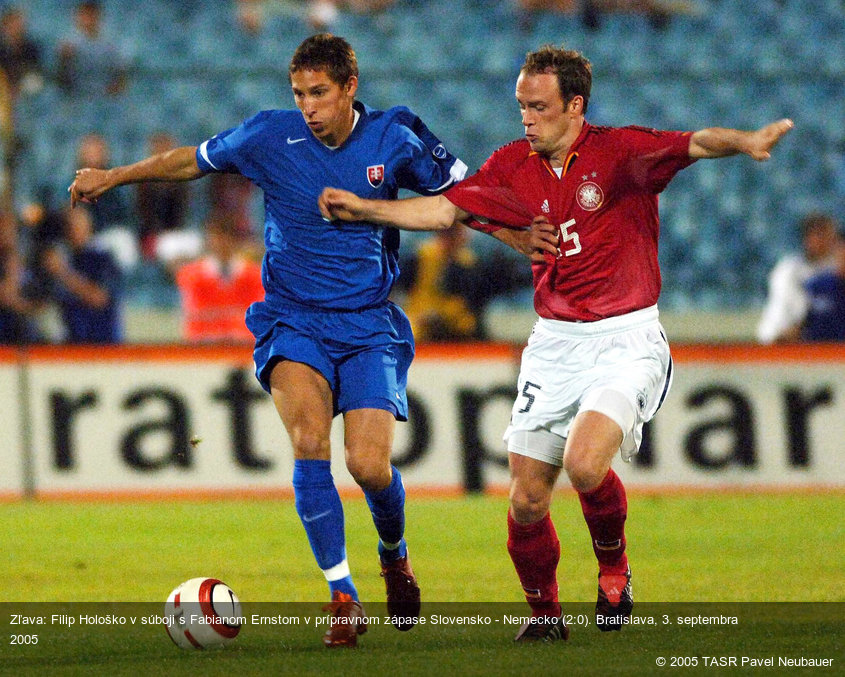 Zľava: Filip Hološko v súboji s Fabianom Ernstom v prípravnom zápase Slovensko - Nemecko (2:0). Bratislava, 3. septembra 2005