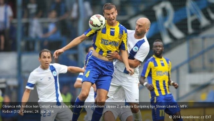 Obranca mfk košice Ivan Ostojič v súboji s hráčmi Liberca v odvetnom zápase 2. predkola Európskej ligy Slovan Liberec - MFK Košice (3:0). Liberec, 24. júla 2014.