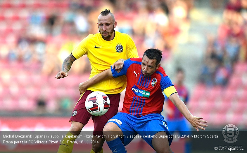 Michal Breznaník (Sparta) v súboji s kapitánom Plzne Pavlom Horváthom v zápase českého Superpoháru 2014, v ktorom Sparta Praha porazila FC Viktoria Plzeň 3:0. Praha, 18. júl 2014