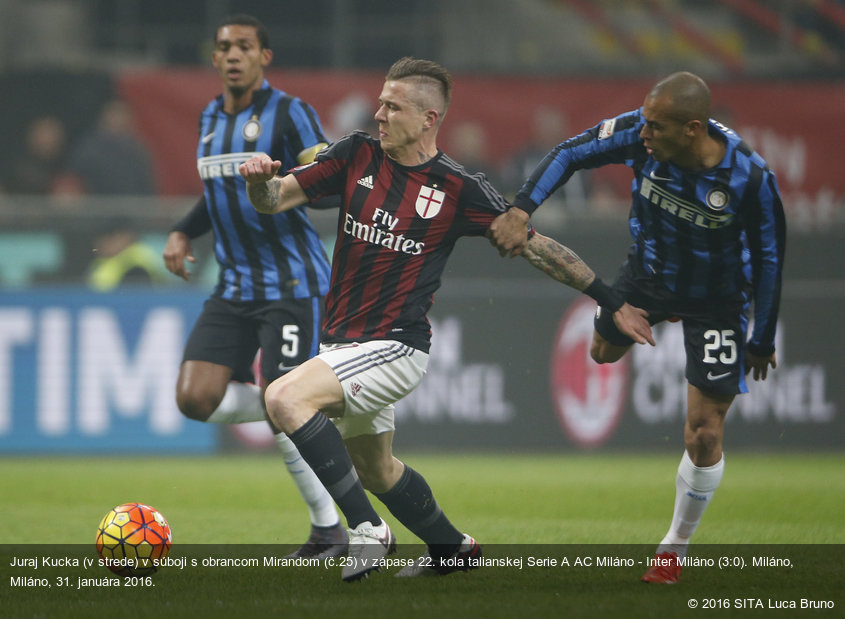 Juraj Kucka (v strede) v súboji s obrancom Mirandom (č.25) v zápase 22. kola talianskej Serie A AC Miláno - Inter Miláno (3:0). Miláno, 31. januára 2016.