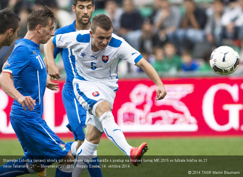 Stanislav Lobotka (vpravo) strieľa gól v odvetnom zápase baráže o postup na finálový turnaj ME 2015 vo futbale hráčov do 21 rokov Taliansko "21" – Slovensko "21" (3:1). Reggio Emilia, 14. októbra 2014.