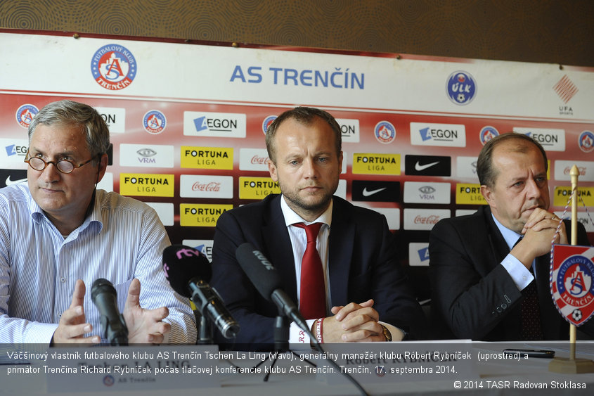 Väčšinový vlastník futbalového klubu AS Trenčín Tschen La Ling (vľavo), generálny manažér klubu Róbert Rybníček  (uprostred) a primátor Trenčína Richard Rybníček počas tlačovej konferencie klubu AS Trenčín. Trenčín, 17. septembra 2014.