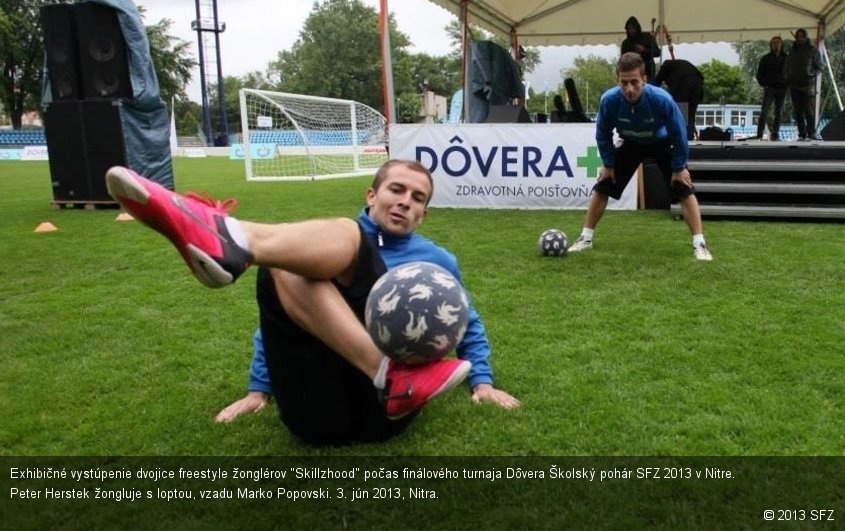 Exhibičné vystúpenie dvojice freestyle žonglérov "Skillzhood" počas finálového turnaja Dôvera Školský pohár SFZ 2013 v Nitre. Peter Herstek žongluje s loptou, vzadu Marko Popovski. 3. jún 2013, Nitra.